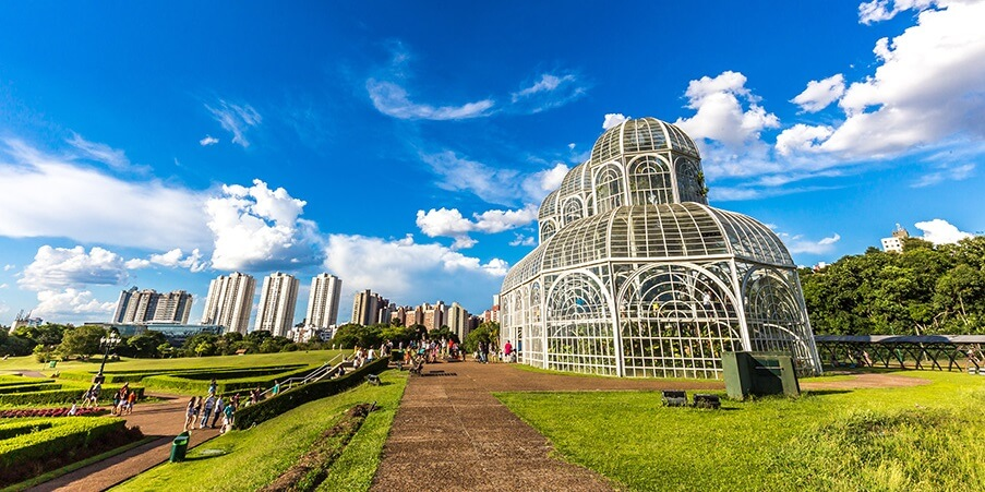 Jardim Botânico de Curitiba com a cidade ao fundo