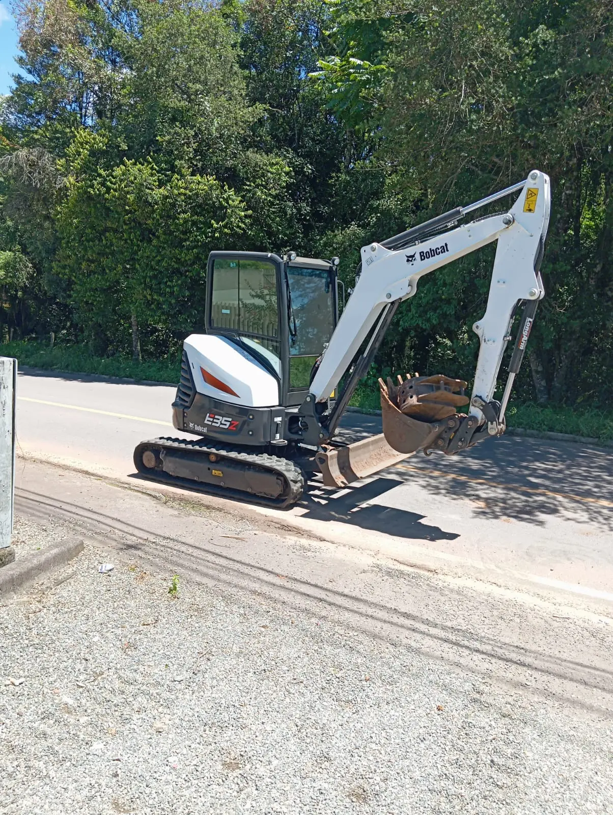 Mini escavadeira Bobcat E35z de 3,5 toneladas da CDM Locações